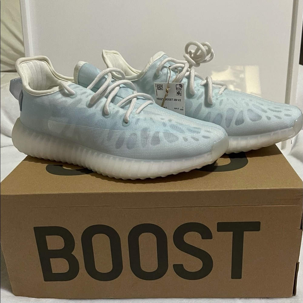 SOLD Yeezy boost 350 V2 Mono Ice